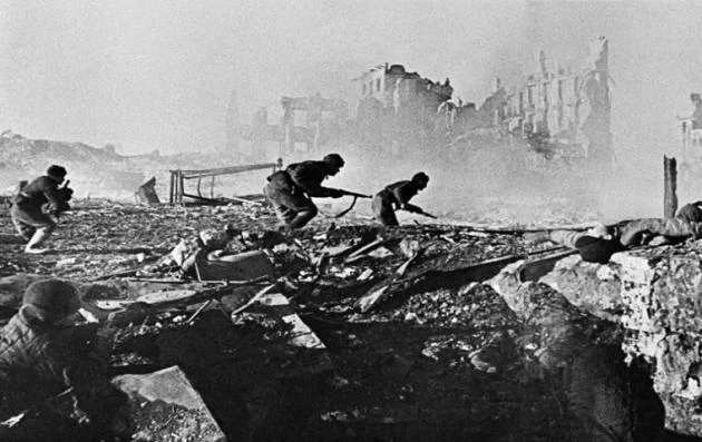 Η Μάχη του Στάλινγκραντ: Οι Σοβιετικοί συντρίβουν το γερμανικό στρατό (βίντεο)